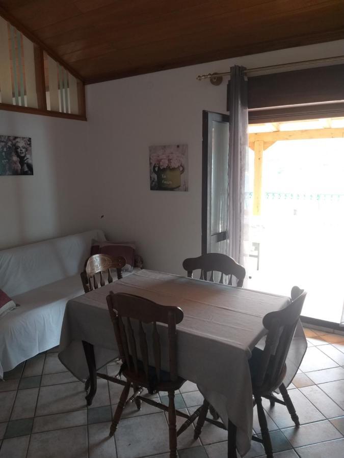 דירות שיבניק Direkt Na Moru - Bungalov מראה חיצוני תמונה